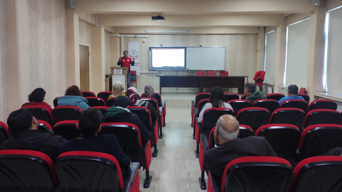 Öğretmenlerimize Afet Acil Durum Ekipmanları Semineri Verildi