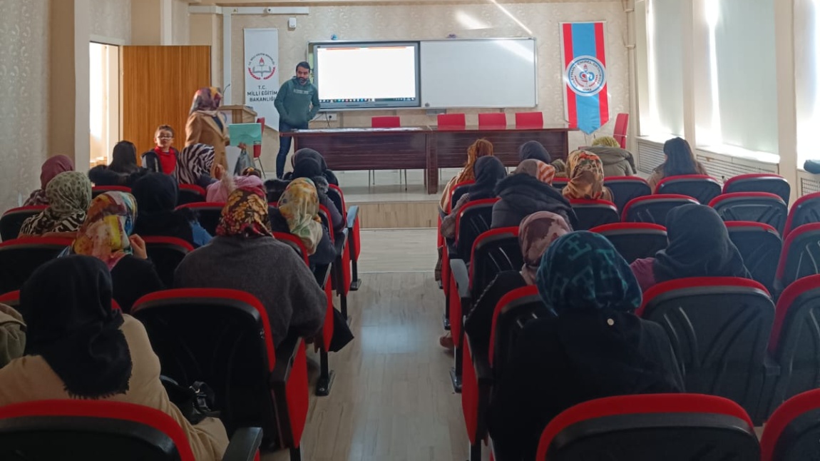 Okul Başarısında Ailenin Rolü Konulu Seminer Düzenlendi